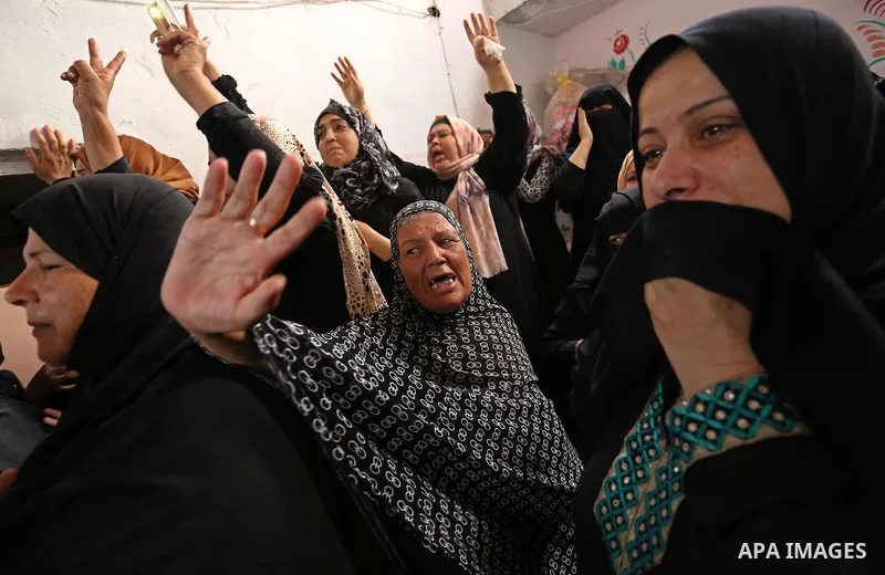 Palestinian relatives of a security man mourn during his funeral in Rafah, southern Gaza Strip August 17, 2017. Photo by Ashraf Amra