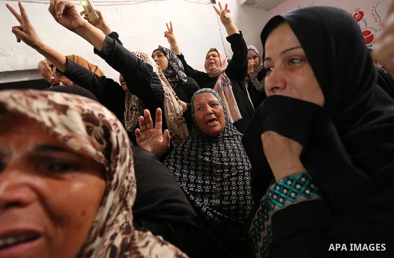 Palestinian relatives of a security man mourn during his funeral in Rafah, southern Gaza Strip August 17, 2017. Photo by Ashraf Amra