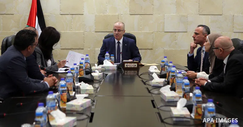 Palestinian Prime Minister, Rami Hamdallah, meets Minister of Justice Ali Abu Diak at his office, in the West Bank city of Ramallah on August 20, 2017. Photo by Prime Minister Office