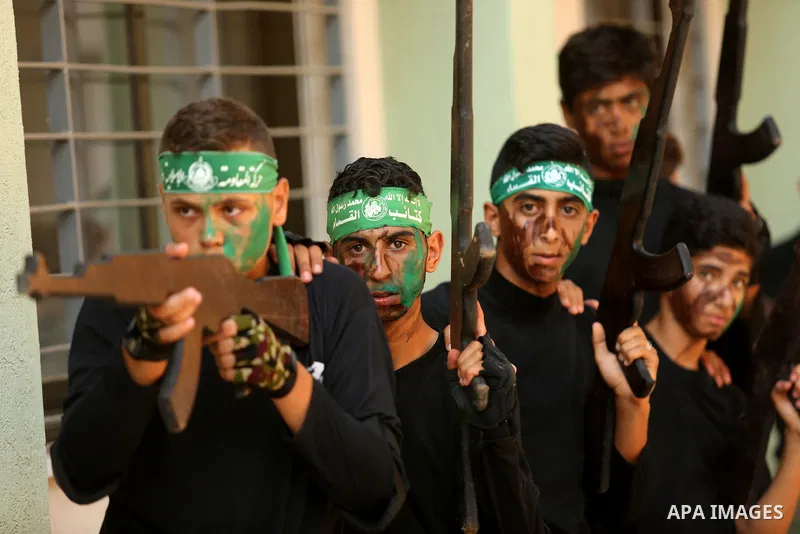 Palestinian youths take part in a military graduation ceremony at a Hamas summer camp in al-Bureij in the central of Gaza strip, August 20, 2017. Photo by Ashraf Amra