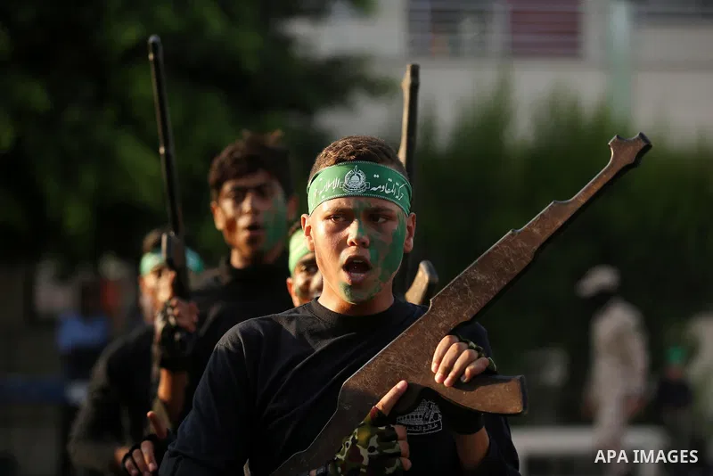 Palestinian youths take part in a military graduation ceremony at a Hamas summer camp in al-Bureij in the central of Gaza strip, August 20, 2017. Photo by Ashraf Amra