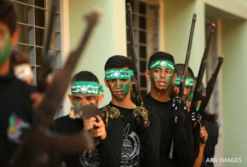 Palestinian youths take part in a military graduation ceremony at a Hamas summer camp in al-Bureij in the central of Gaza strip, August 20, 2017. Photo by Ashraf Amra