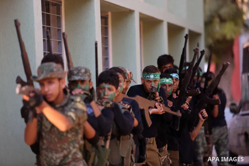 Palestinian youths take part in a military graduation ceremony at a Hamas summer camp in al-Bureij in the central of Gaza strip, August 20, 2017. Photo by Ashraf Amra