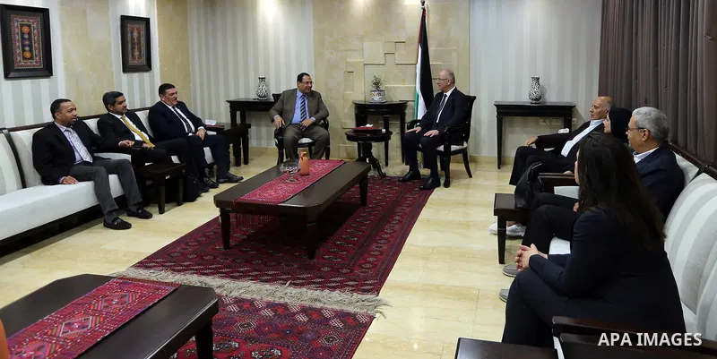 Palestinian Prime Minister, Rami Hamdallah, meets with a delegation of Arab sports lecturers, in the West Bank city of Ramallah, on 21 August 2017. Photo by Prime Minister Office