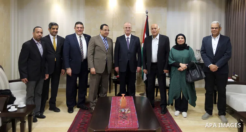 Palestinian Prime Minister, Rami Hamdallah, meets with a delegation of Arab sports lecturers, in the West Bank city of Ramallah, on 21 August 2017. Photo by Prime Minister Office