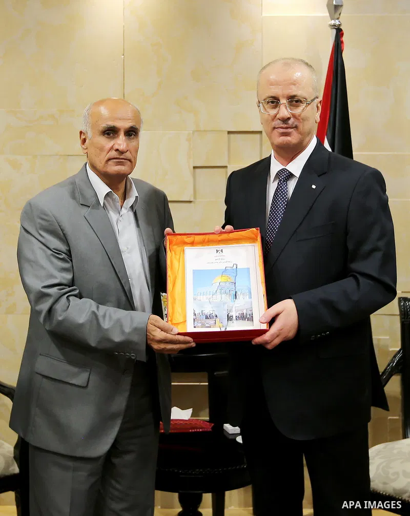 Palestinian Prime Minister, Rami Hamdallah, meets with Head of Land Authority Saeb Nazif, in the West Bank city of Ramallah, on 21 August 2017. Photo by Prime Minister Office
