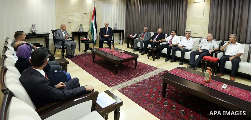 Palestinian Prime Minister, Rami Hamdallah, meets with Head of Land Authority Saeb Nazif, in the West Bank city of Ramallah, on 21 August 2017. Photo by Prime Minister Office