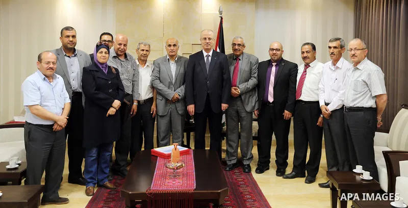 Palestinian Prime Minister, Rami Hamdallah, meets with Head of Land Authority Saeb Nazif, in the West Bank city of Ramallah, on 21 August 2017. Photo by Prime Minister Office