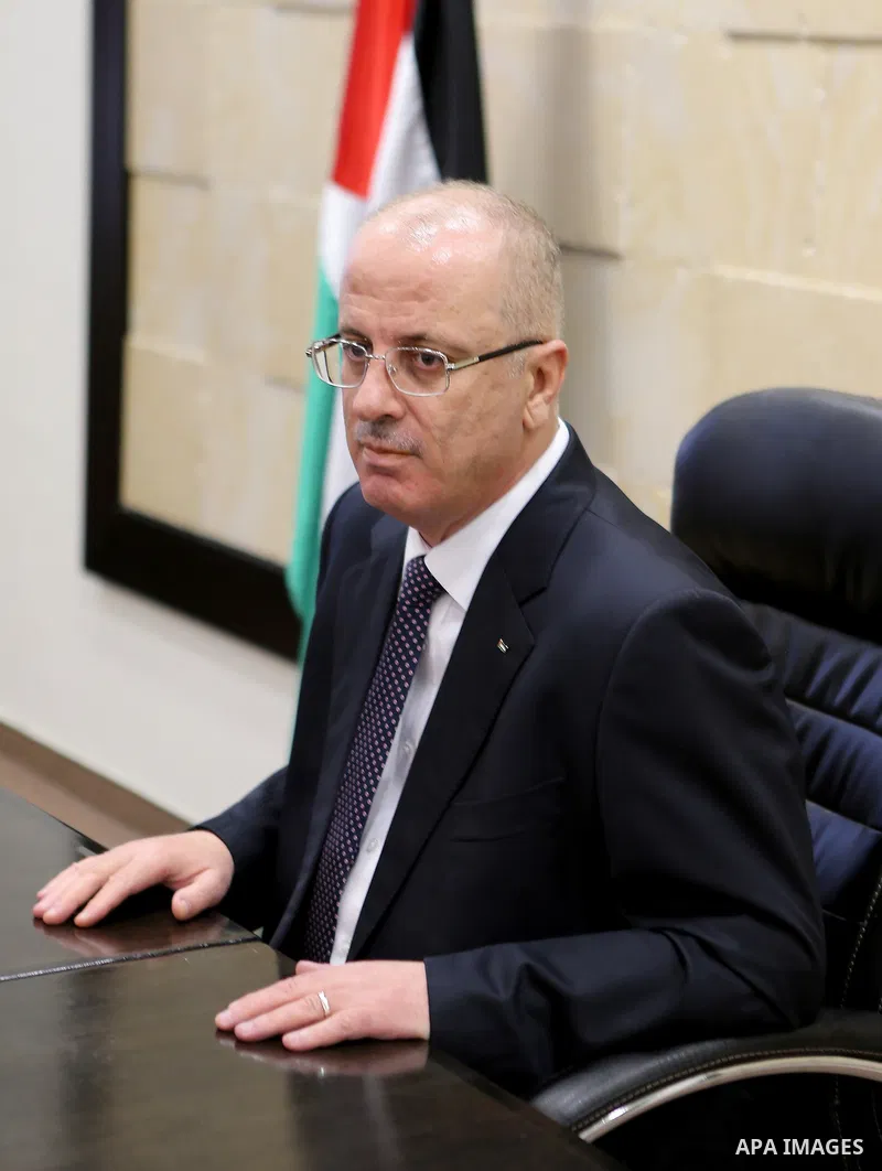 Palestinian Prime Minister, Rami Hamdallah, meets with a delegation from the General Union of Teachers, in the West Bank city of Ramallah, on 21 August 2017. Photo by Prime Minister Office
