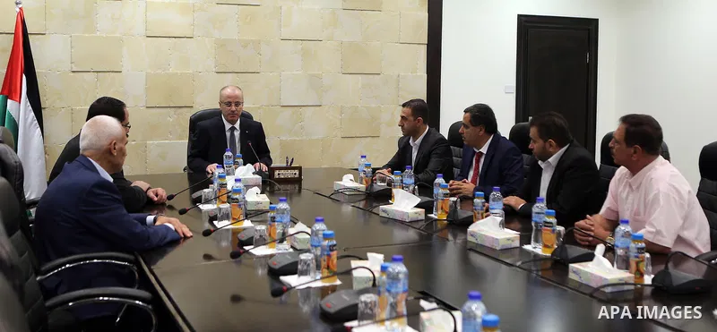 Palestinian Prime Minister, Rami Hamdallah, meets with a delegation from the General Union of Teachers, in the West Bank city of Ramallah, on 21 August 2017. Photo by Prime Minister Office