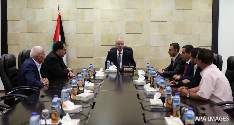 Palestinian Prime Minister, Rami Hamdallah, meets with a delegation from the General Union of Teachers, in the West Bank city of Ramallah, on 21 August 2017. Photo by Prime Minister Office