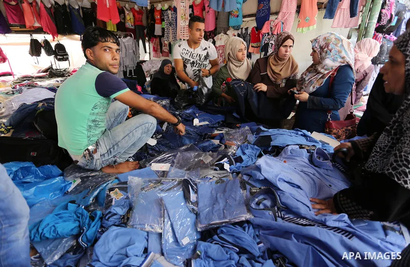 Palestinians shop during preparation for the new school year at a market in Gaza city, on August 21, 2017. Photo by Ashraf Amra
