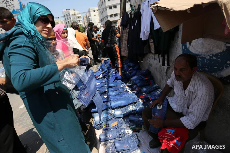 Palestinians shop during preparation for the new school year at a market in Gaza city, on August 21, 2017. Photo by Ashraf Amra