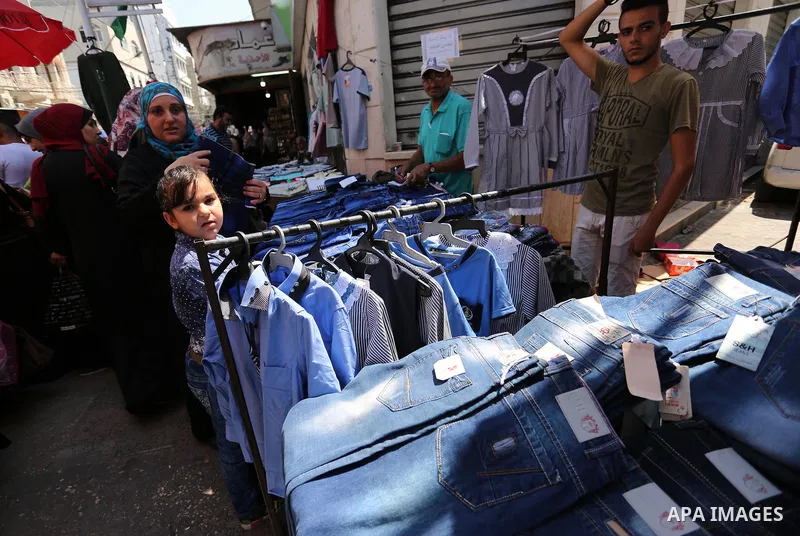 Palestinians shop during preparation for the new school year at a market in Gaza city, on August 21, 2017. Photo by Ashraf Amra