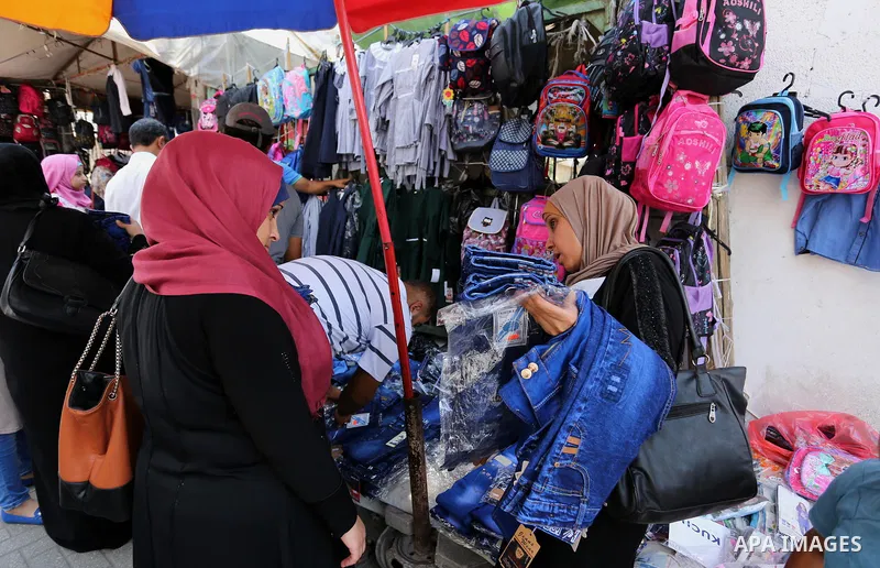 Palestinians shop during preparation for the new school year at a market in Gaza city, on August 21, 2017. Photo by Ashraf Amra