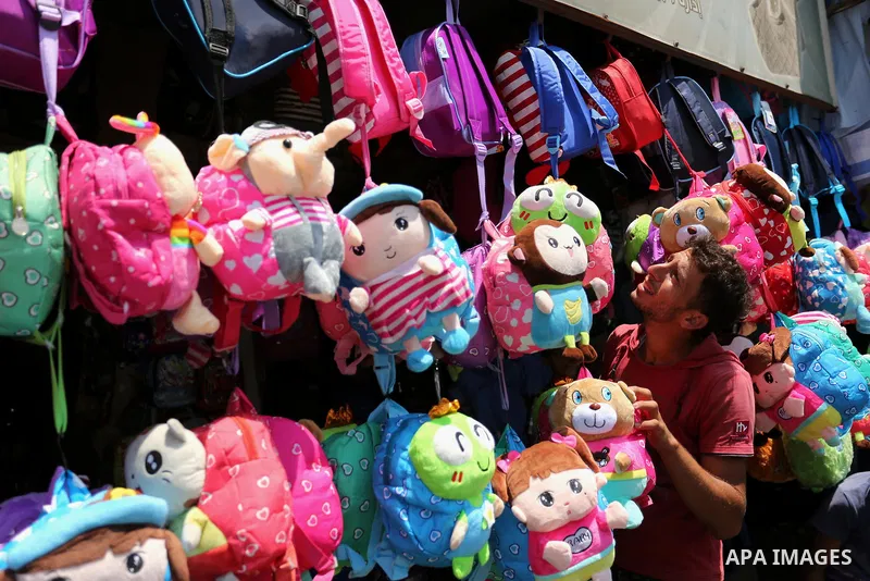 Palestinians shop during preparation for the new school year at a market in Gaza city, on August 21, 2017. Photo by Ashraf Amra