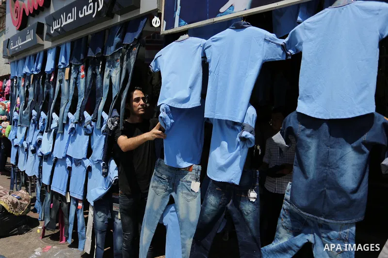 Palestinians shop during preparation for the new school year at a market in Gaza city, on August 21, 2017. Photo by Ashraf Amra