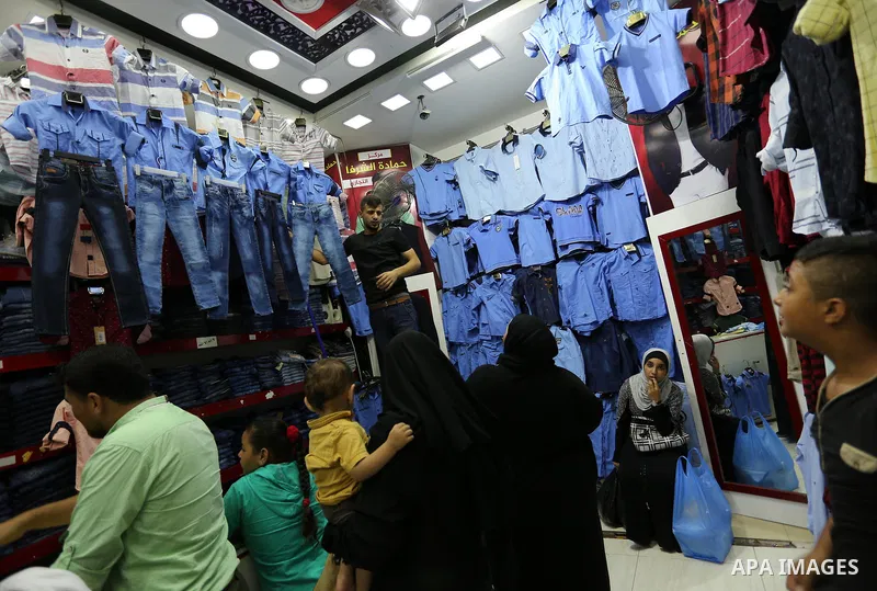 Palestinians shop during preparation for the new school year at a market in Gaza city, on August 21, 2017. Photo by Ashraf Amra
