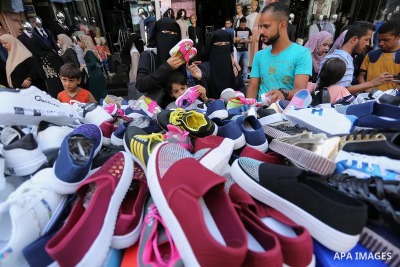 Palestinians shop during preparation for the new school year at a market in Gaza city, on August 21, 2017. Photo by Ashraf Amra