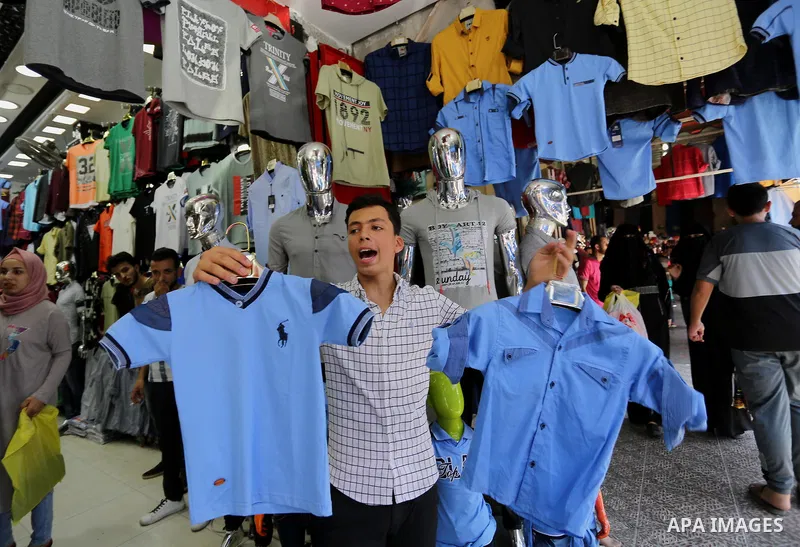 Palestinians shop during preparation for the new school year at a market in Gaza city, on August 21, 2017. Photo by Ashraf Amra