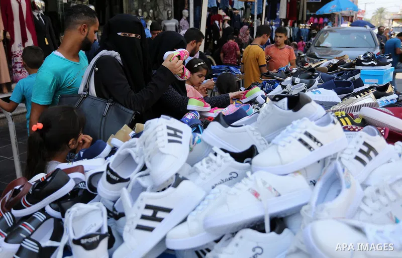 Palestinians shop during preparation for the new school year at a market in Gaza city, on August 21, 2017. Photo by Ashraf Amra