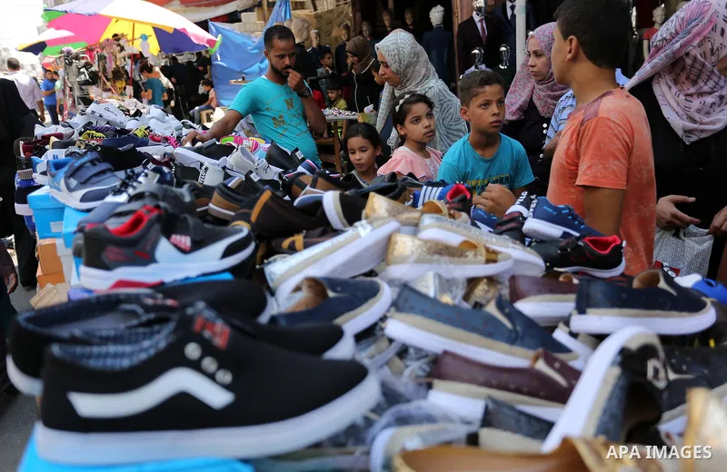 Palestinians shop during preparation for the new school year at a market in Gaza city, on August 21, 2017. Photo by Ashraf Amra