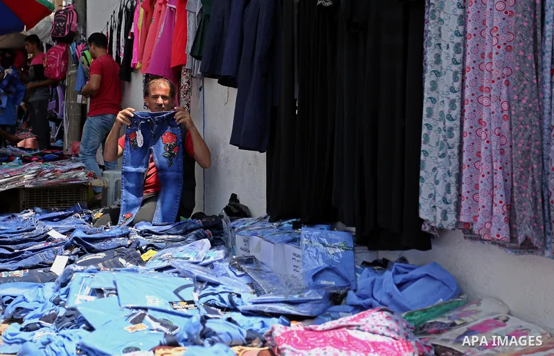 Palestinians shop during preparation for the new school year at a market in Gaza city, on August 21, 2017. Photo by Ashraf Amra