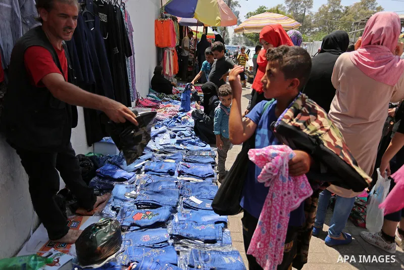 Palestinians shop during preparation for the new school year at a market in Gaza city, on August 21, 2017. Photo by Ashraf Amra