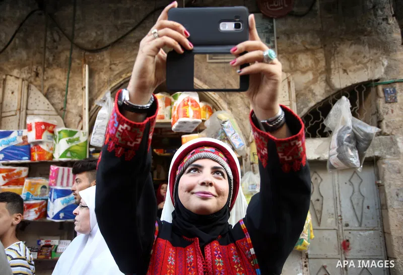 Palestinians wear a traditional costumes, attend a festival marking Traditional Palestinian Dress Day, in the West Bank city of Nablus on August 22, 2017. Photo by Ayman Ameen