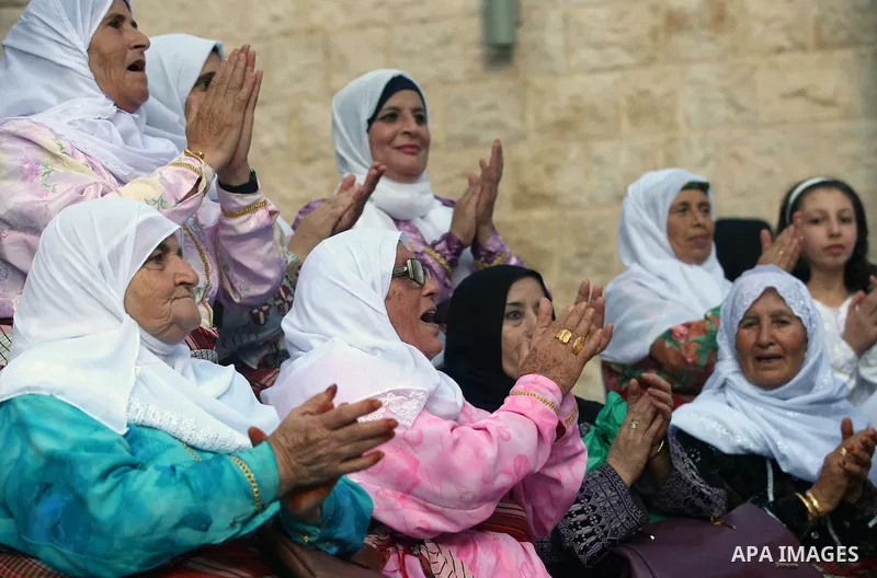 Palestinians wear a traditional costumes, attend a festival marking Traditional Palestinian Dress Day, in the West Bank city of Nablus on August 22, 2017. Photo by Ayman Ameen