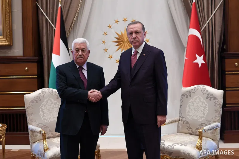 Turkish President Tayyip Erdogan and Palestinian President Mahmoud Abbas shake hands during a meeting at the Presidential Palace in Ankara, Turkey, August 28, 2017. Photo by Osama Falah