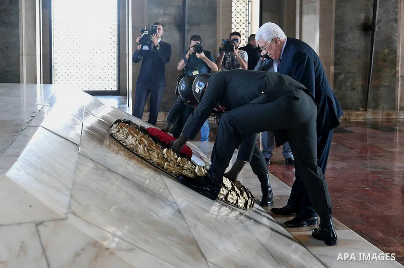Palestinian President Mahmoud Abbas lays a wreath at the tomb of Mustafa Kemal Ataturk, the founder of the republic of Turkey in Ankara, Turkey, August 28, 2017. Photo by Osama Falah