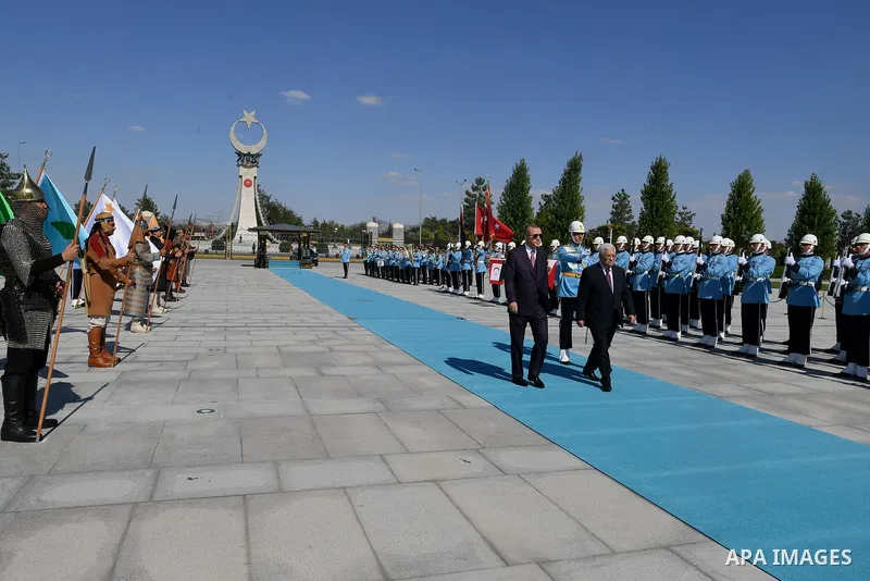 Turkish President Tayyip Erdogan and Palestinian President Mahmoud Abbas review the guards of honour during a welcoming ceremony at the Presidential Palace in Ankara, Turkey, August 28, 2017. Photo by Osama Falah
