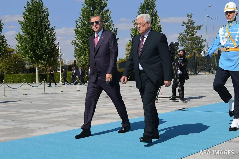 Turkish President Tayyip Erdogan and Palestinian President Mahmoud Abbas review the guards of honour during a welcoming ceremony at the Presidential Palace in Ankara, Turkey, August 28, 2017. Photo by Osama Falah