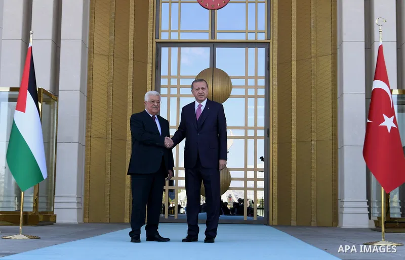 Turkish President Tayyip Erdogan and Palestinian President Mahmoud Abbas shake hands during a welcoming ceremony at the Presidential Palace in Ankara, Turkey, August 28, 2017. Photo by Osama Falah