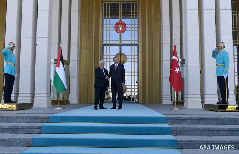 Turkish President Tayyip Erdogan and Palestinian President Mahmoud Abbas shake hands during a welcoming ceremony at the Presidential Palace in Ankara, Turkey, August 28, 2017. Photo by Osama Falah