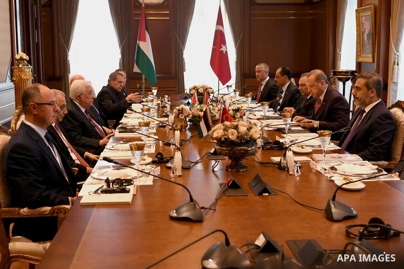 Turkish President Tayyip Erdogan meets with Palestinian President Mahmoud Abbas at the Presidential Palace in Ankara, Turkey, August 28, 2017. Photo by Osama Falah