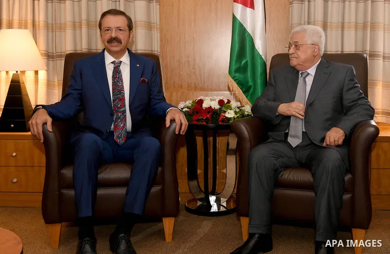 Palestinian President Mahmoud Abbas meets with President of the Federation of Chambers of Commerce and Industry in Ankara, Turkey, August 29, 2017. Photo by Osama Falah