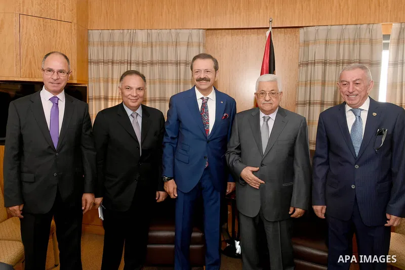 Palestinian President Mahmoud Abbas meets with President of the Federation of Chambers of Commerce and Industry in Ankara, Turkey, August 29, 2017. Photo by Osama Falah