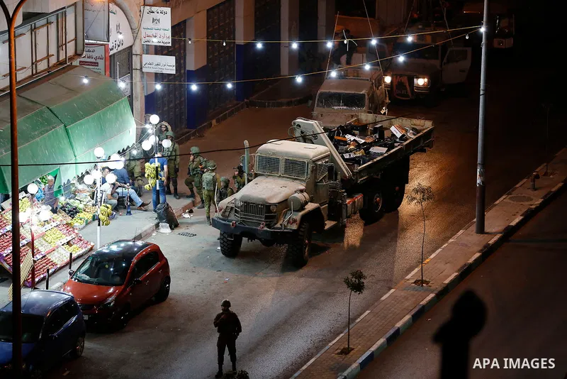 Israeli forces take postion outside Al Huriya radio station for the closure over charges of incited violence, in West Bank city of Hebron on August 30, 2017 . Photo by Wisam Hashlamoun