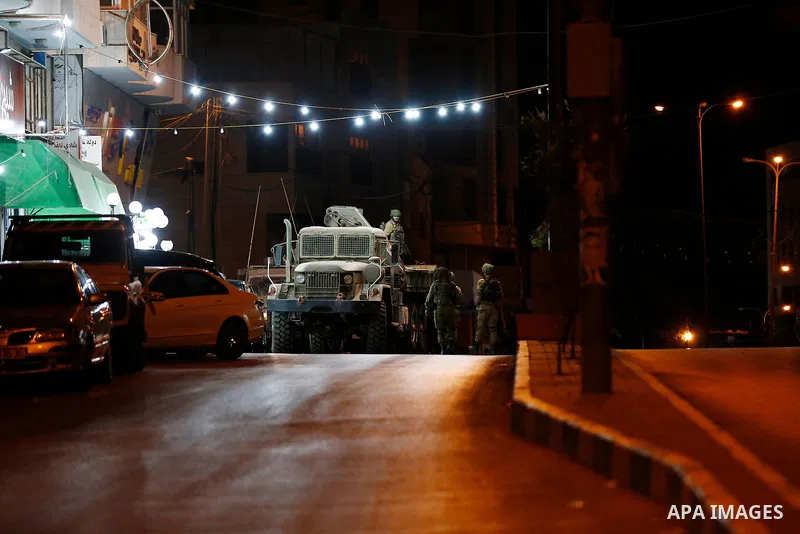 Israeli forces take postion outside Al Huriya radio station for the closure over charges of incited violence, in West Bank city of Hebron on August 30, 2017 . Photo by Wisam Hashlamoun