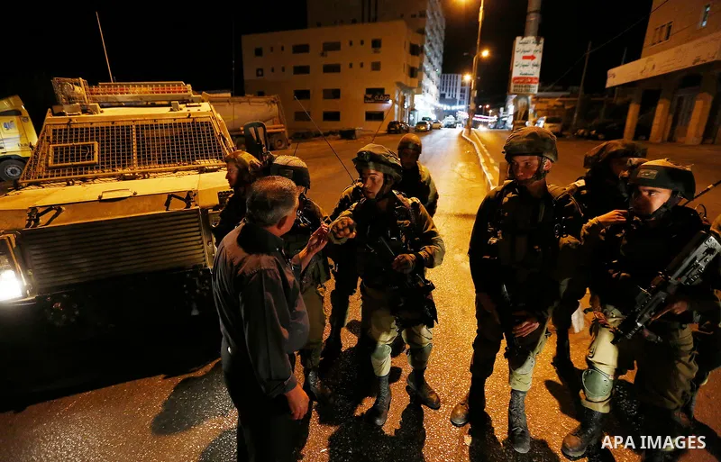 Israeli forces take postion outside Al Huriya radio station for the closure over charges of incited violence, in West Bank city of Hebron on August 30, 2017 . Photo by Wisam Hashlamoun