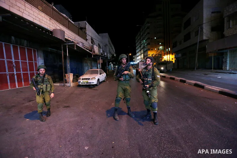 Israeli forces take postion outside Al Huriya radio station for the closure over charges of incited violence, in West Bank city of Hebron on August 30, 2017 . Photo by Wisam Hashlamoun