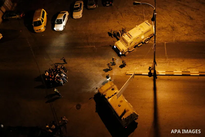Israeli forces take postion outside Al Huriya radio station for the closure over charges of incited violence, in West Bank city of Hebron on August 30, 2017 . Photo by Wisam Hashlamoun
