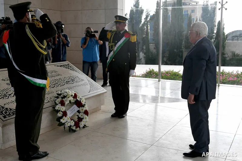 Palestinian President Mahmoud Abbas lays a wreath on the grave of late Palestinian leader Yasser Arafat on the first day of Eid al-Adha, in the West Bank city of Ramallah on September 1, 2017. Photo by Osama Falah