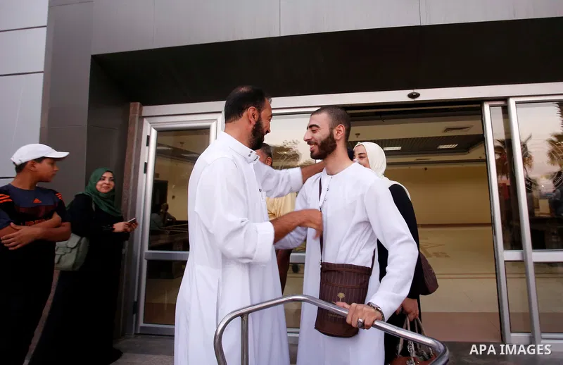 Palestinian pilgrims arrive at the Rafah crossing between Gaza Strip and Egypt after performing the annual Hajj, in Rafah in southern Gaza Strip, September 8, 2017. Photo by Ramadan El-agha