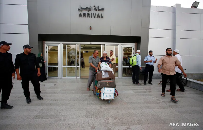 Palestinian pilgrims arrive at the Rafah crossing between Gaza Strip and Egypt after performing the annual Hajj, in Rafah in southern Gaza Strip, September 8, 2017. Photo by Ramadan El-agha