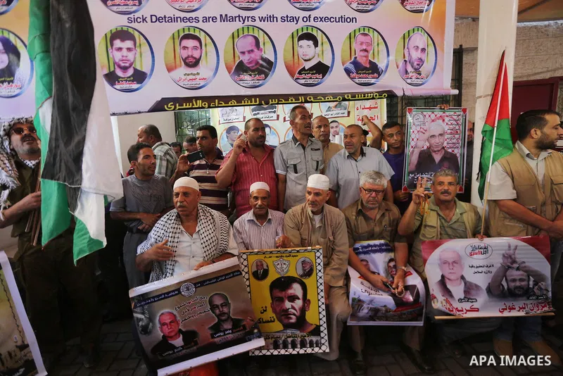 Palestinians take part in a protest to show solidarity with Palestinian prisoners held in Israeli jails, in front of Red cross office in Gaza city on September 11, 2017. Photo by Mohammed Asad