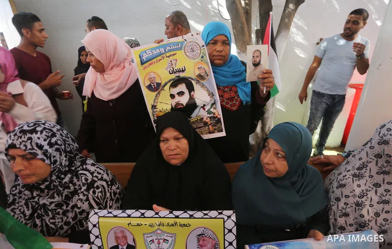 Palestinians take part in a protest to show solidarity with Palestinian prisoners held in Israeli jails, in front of Red cross office in Gaza city on September 11, 2017. Photo by Mohammed Asad