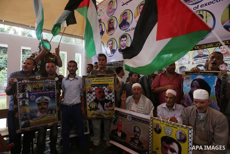 Palestinians take part in a protest to show solidarity with Palestinian prisoners held in Israeli jails, in front of Red cross office in Gaza city on September 11, 2017. Photo by Mohammed Asad
